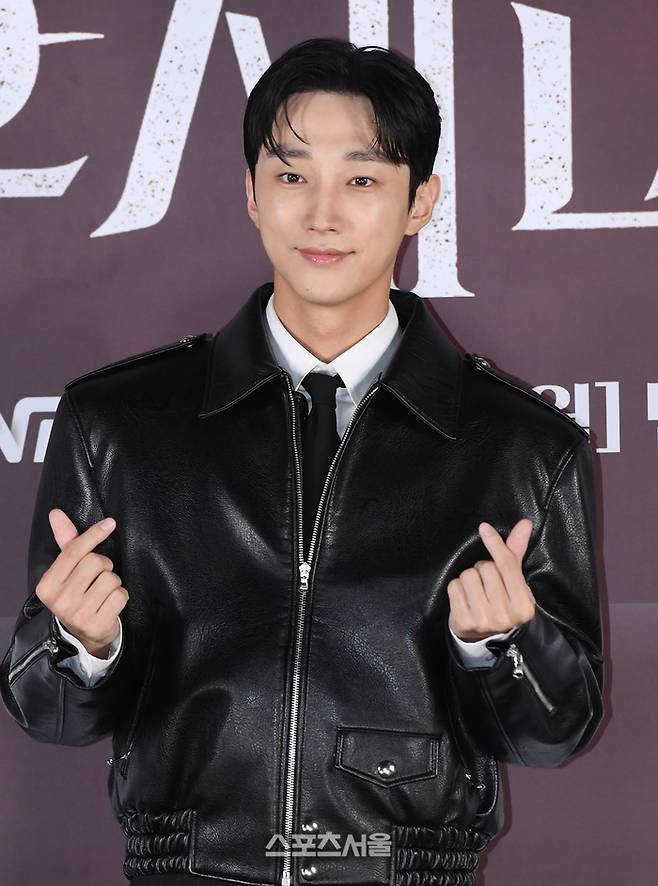 배우 진영이 22일 서울 영등포구 영등포 CGV에서 열린 지니TV 오리지널 ‘착한 여자 부세미’ 제작발표회에서 취재진을 향해 포즈를 취하고 있다. 박진업 기자 upandup@sportsseoul.com