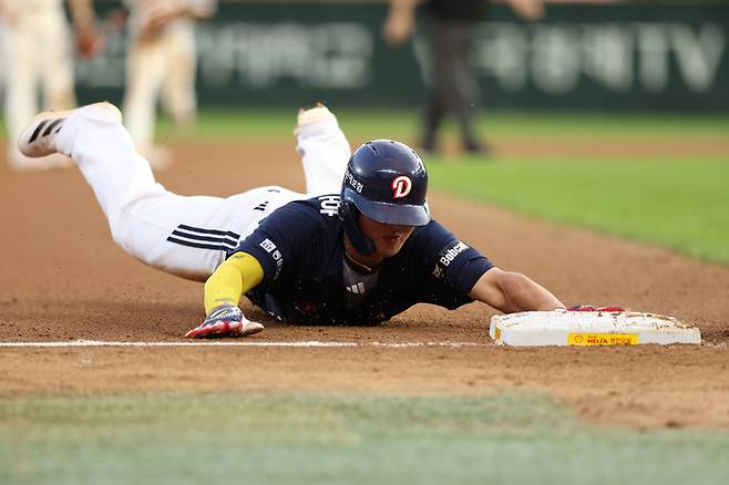 두산 홍성호가 20일 인천SSG랜더스필드에서 열린 2025 KBO리그 SSG전에서 슬라이딩을 시도하고 있다. 사진 | 두산 베어스