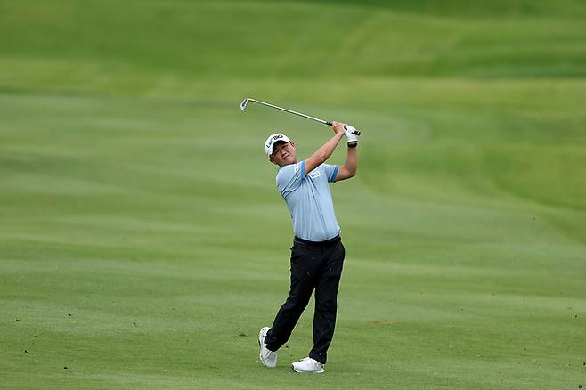 박성국이 20일 KPGA 골프존 오픈 3라운드 1번 홀에서 아이언 샷을 하고 있다. 사진 | KPGA