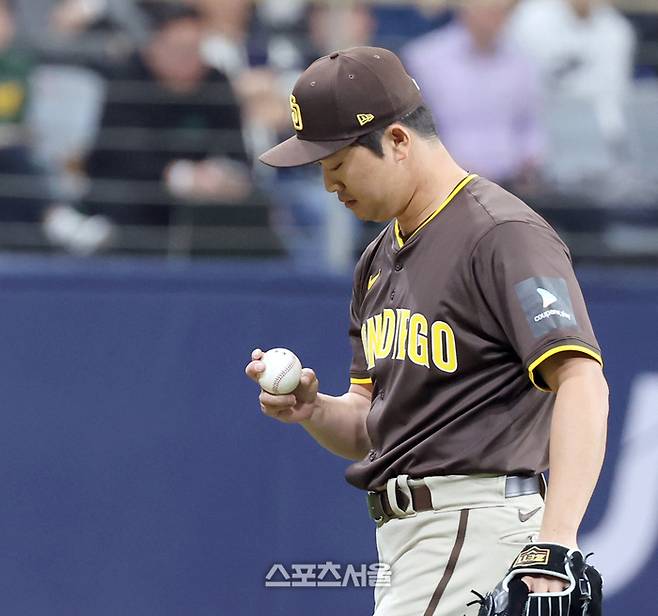 샌디에이고 고우석이 18일 서울 고척스카이돔에서 열린 ‘메이저리그 월드투어 서울 시리즈 2024’ LG와 경기에서 9회말 이재원에게 투런포를 허용한 뒤 아쉬워하고 있다. 사진 | 스포츠서울DB