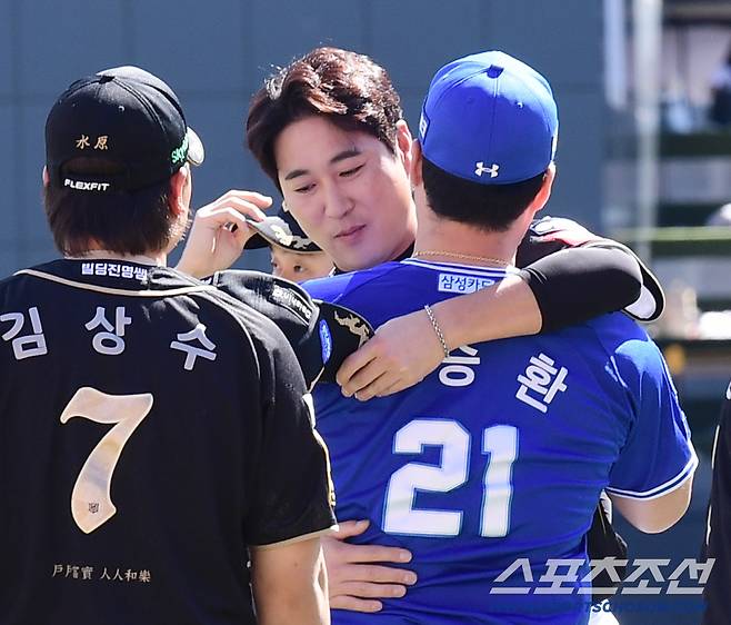 김상수, 우규민과 포옹을 나누고 있는 오승환.