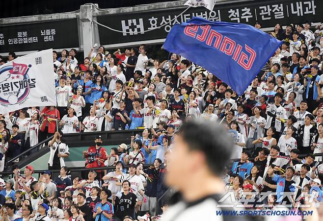 3일 부산 사직구장에서 열린 롯데 자이언츠와 LG 트윈스의 경기. 관중석을 가득 메운 롯데 팬들이 열띤 응원전을 펼치고 있다. 부산=박재만 기자 pjm@sportschosun.com/2025.07.03/