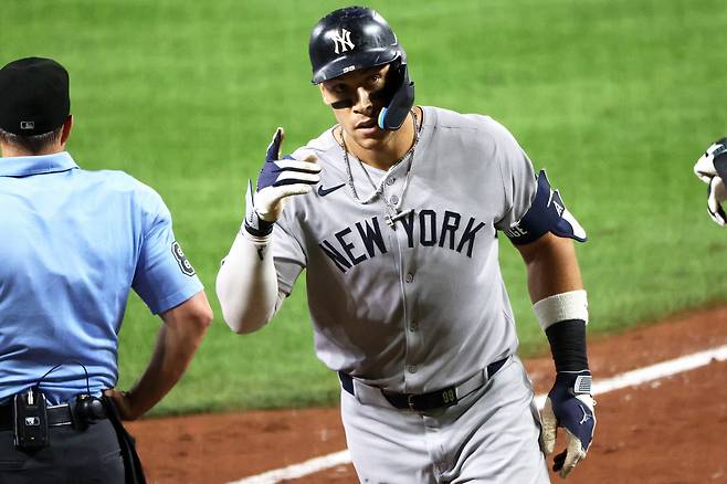 뉴욕 양키스 애런 저지가 21일(한국시각) 볼티모어 오리올스전에서 6회 시즌 49호 홈런을 터뜨리고 들어와 세리머니를 하고 있다. Imagn Images연합뉴스