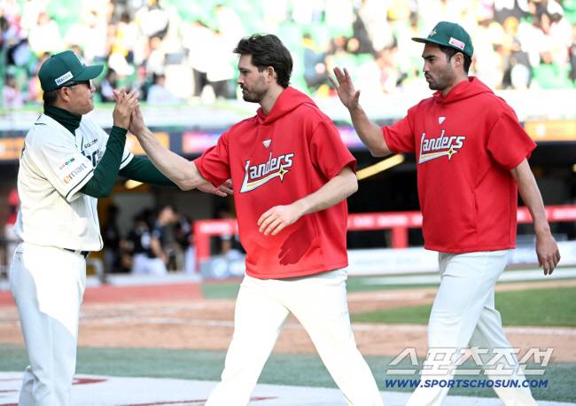 승리의 기쁨을 나누는 앤더슨, 화이트와 이숭용 감독의 모습. 인천=허상욱 기자wook@sportschosun.com/2025.04.20/