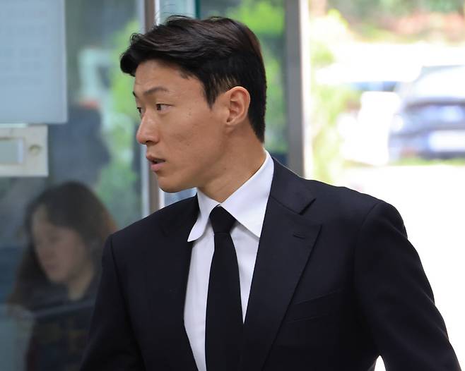 법원 출석하는 황의조
(서울=연합뉴스) 최재구 기자 = 축구선수 황의조씨가 4일 서울 서초구 서울중앙지법에서 열린 성폭력범죄의 처벌 등에 관한 특례법 위반(카메라 등 이용촬영) 혐의 2심 선고재판에 출석하고 있다. 2025.9.4