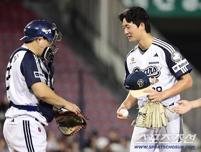 22일 잠실구장에서 열린 두산과 KT의 경기. 5회 주자 남기고 강판 당하는 두산 선발 최민석. 잠실=송정헌 기자songs@sportschosun.com/2025.08.22/