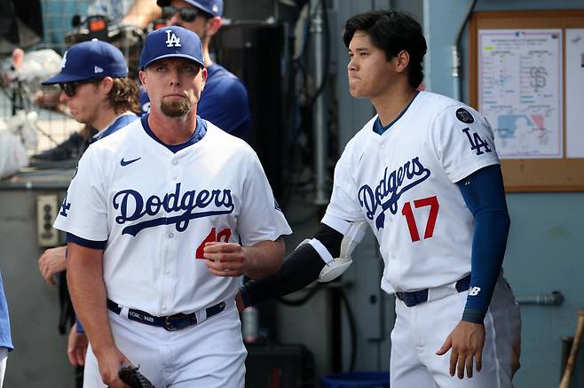 오타니 쇼헤이가 8회 3실점하고 교체된 블레이크 트라이넨을 위로하고 있다. Imagn Images연합뉴스
