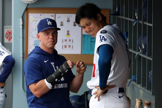 LA 다저스 오타니 쇼헤이가 22일(한국시각) 다저스타디움에서 열린 샌프란시스코 자이언츠전 도중 부상 중인 포수 윌 스미스와 이야기를 나누다 웃고 있다. Imagn Images연합뉴스