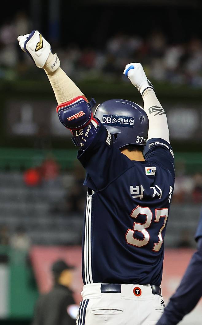 두산 박지훈이 22일 SSG전서 6회초 2타점 안타를 치고 기뻐하고 있다. 연합뉴스