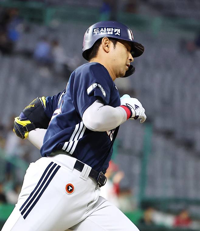 두산 강승호가 22일 SSG전서 2회초 선제 솔로포를 치고 그라운드를 돌고 있다. 연합뉴스