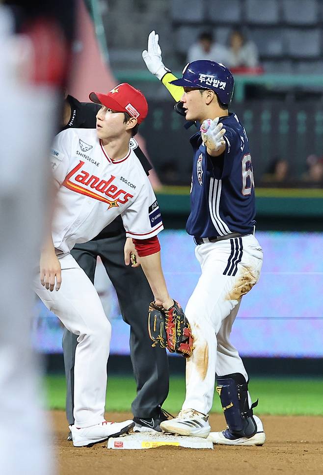 두산 안재석이 22일 SSG전서 5회초 1타점 안타를 치고 기뻐하고 있다. 연합뉴스