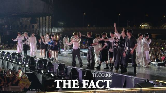 2025 TMA 공식 행사가 모두 끝난 후 참여 아티스트들이 무대에서 팬들과 소통하고 있다./마카오=김민지 기자