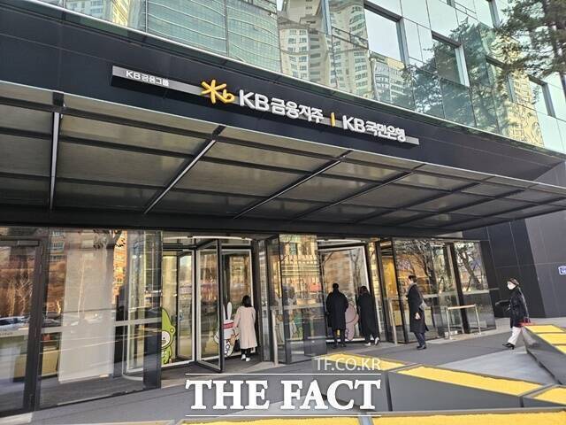 KB금융은 조직 강화와 장기전략 일환으로 KB뱅크 신임 행장도 현지인으로 임명했다. /이선영 기자