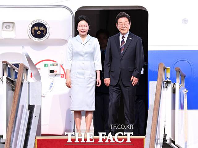 이재명 대통령은 22일 3박 5일 일정으로 유엔(UN) 총회 참석을 위해 미국 뉴욕으로 향한다. G7 정상회의 참석을 위한 첫 해외 순방길에 나선 이 대통령과 김혜경 여사가 6월 16일 오후 경기 성남시 서울공항에서 공군 1호기에 올라 인사하고 있다. /이새롬 기자