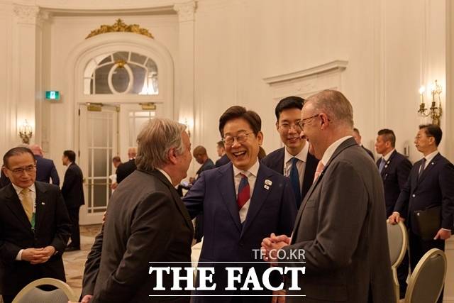 이재명 대통령이 6월 16일(현지시간) 캐나다 캘거리 한 호텔에서 열린 다니엘 스미스 앨버타주 수상 주재 G7 초청국 리셉션에 참석하고 있다. /뉴시스
