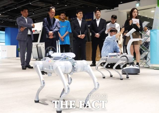 정부가 정년 연장과 주 4.5일제 도입을 국정 과제로 확정하자 로봇주가 대표적인 정책 수혜 테마로 부각되고 있다. /성남=이새롬 기자