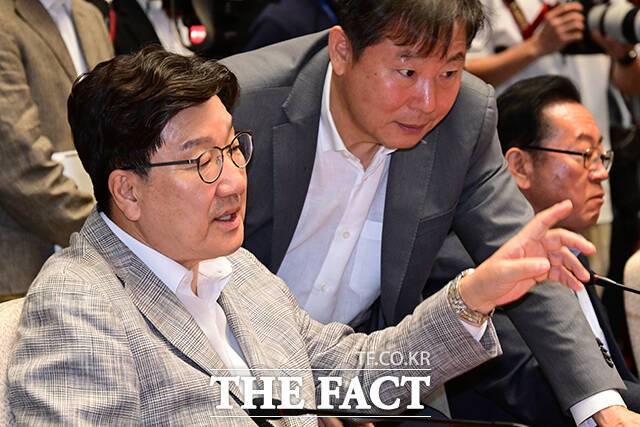 더불어민주당이 이른바 '쌍방울 대북송금 사건' 수사 개입 의혹과 관련해 권성동·이철규 국민의힘 의원을 변호사법 위반 등 혐의로 고발한 사건은 서울경찰청 반부패수사대에 배당됐다. 민주당 정치검찰 조작기소대응특별위원회는 지난 16일 두 의원을 경찰청 국가수사본부에 고발했다. /국회=남윤호 기자