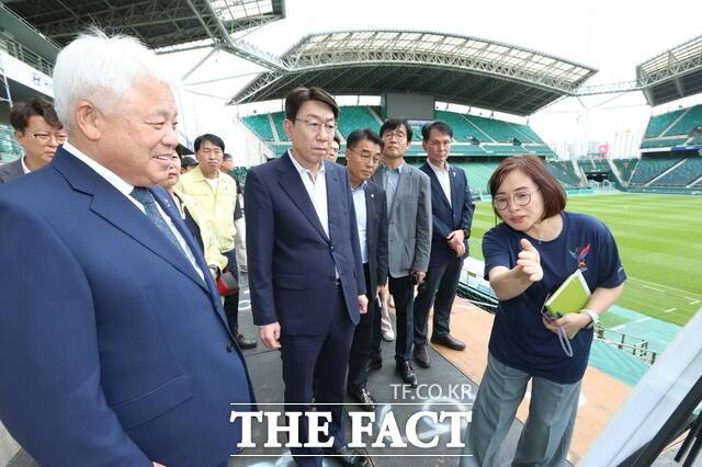 22일 '2025 전주드론축구월드컵' 개막식이 열릴 전주월드컵경기장을 찾은 우범기 전북 전주시장(가운데)이 관계자로부터 준비 상황을 설명 듣고 있다. /전주시