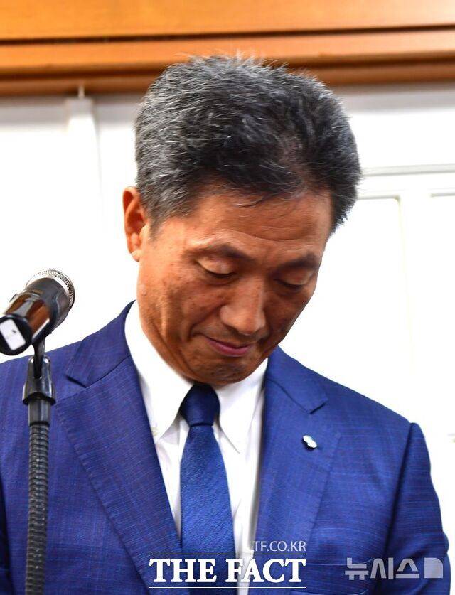 한수원 전대욱 사장직무대행이 22일 경주상공회의소 가진 기자회견에서 경주시민들에게 공식 사과했다. /뉴시스