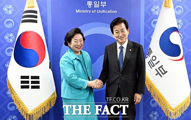 정동영 통일부 장관은 22일 현정은 현대그룹 회장을 만나 북한 원산갈마해안관광지구와 금강산 관광이 연계될 수 있도록 노력하자고 밝혔다. 현대 측은 남북 관광 재개를 위한 조치를 준비한 상황이라고 설명했다. /임영무 기자