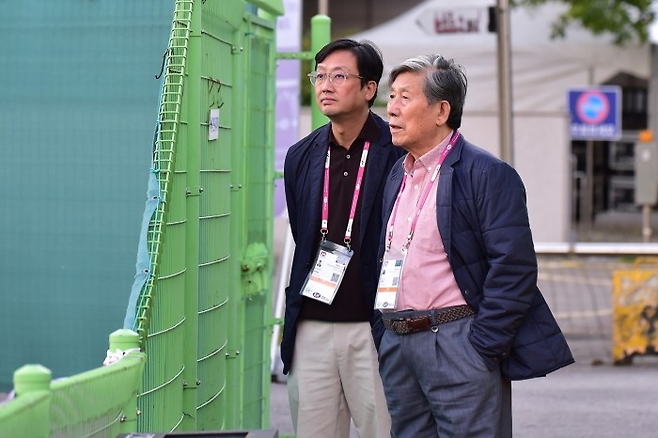 홍종문 전 대한테니스협회장의 장남 홍순모 계동산업 회장과 손자 홍준표 그린제약 대표 부자(父子)가 장호배 현장을 지켜보고 있다. 테니스 코리아 자료