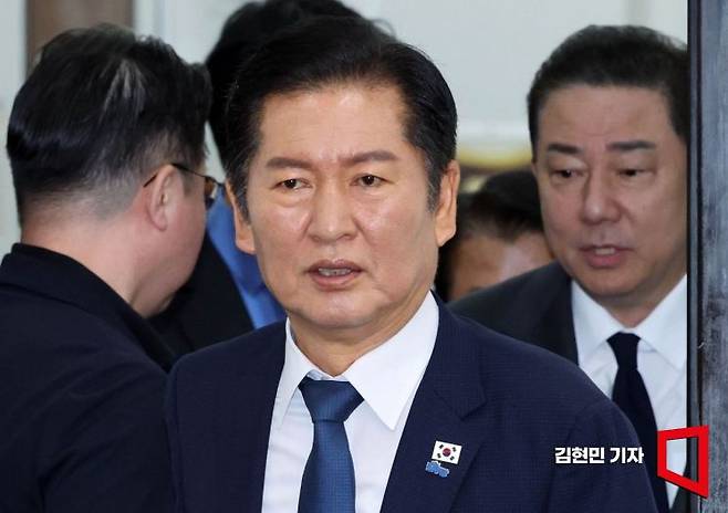 정청래 더불어민주당 대표가 지난 19일 국회에서 열린 최고위원회의에 참석하고 있다. 김현민 기자