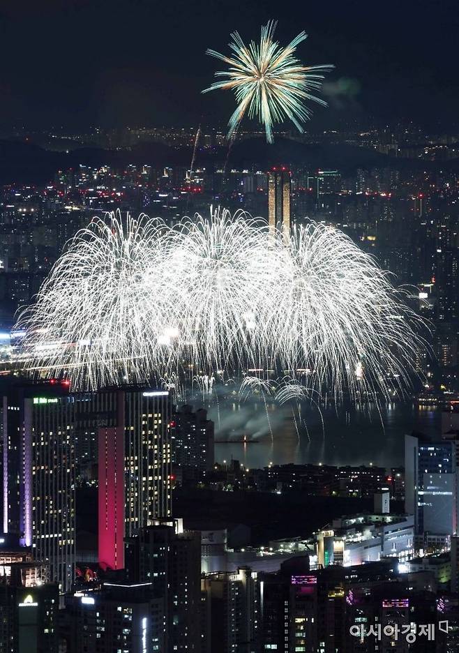 서울 남산에서 바라본 '2022 서울세계불꽃축제'의 화려한 불꽃이 밤하늘을 수놓고 있다. 아시아경제DB