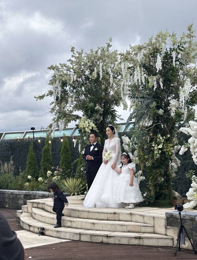 TV CHOSUN의 예능 ‘조선의 사랑꾼’이 개그맨 김병만의 특별한 9월 결혼식을 독점 공개한다. 지난 20일, 김병만은 한강 세빛섬에서 아내와 두 자녀가 함께하는 야외 결혼식을 올렸다. 순백의 드레스를 입은 아내와 화동으로 나선 아이들의 모습이 ‘조선의 사랑꾼’ 카메라에 포착됐다. 김병만은 앞서 방송을 통해 아내와의 오랜 인연과 재혼 심경, 가족에 대한 깊은 사랑을 고백한 바 있다. 절친 이수근이 사회를 맡고 KCM, 추대엽이 축가를 불렀으며, 김국진, 이동국 등 수많은 스타 하객이 참석해 자리를 빛냈다. 김병만의 감동적인 웨딩 마치는 ‘조선의 사랑꾼’에서 모두 공개될 예정이다.