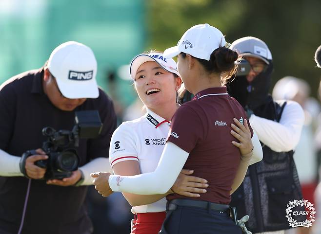 2025 하나금융그룹 챔피언십에서 연장 접전 끝에 우승한 이다연(왼쪽)이 이민지와 포옹하고 있다. 이다연이 "언니 (2년전) 지난번처럼 울지 않을게"라고 하자, 이민지가 "울어도 돼"라고 했다. /KLPGA