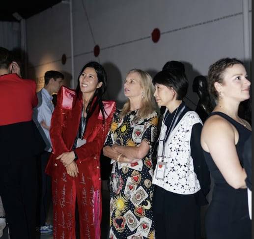 19일 미국 뉴욕에서 열린 'UNSEEN(보이지 않는 존재들 : 북한 여성의 권리와 회복력을 말하다-14인의 작가)' 전시회 개막식에 참석한 로버트 케네디(존 F 케네디 동생)의 딸 케리 케네디 로버트 케네디 인권센터 회장(가운데). 왼쪽은 전시회 기획 총괄을 맡은 스테파니 김 박사, 오른쪽은 마인드메그넷 이경미 대표./UNSEEN 전시회