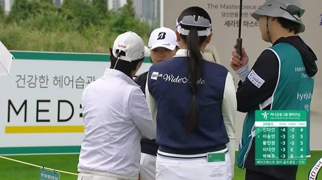2025 하나금융그룹 챔피언십 2라운드에서 경기위원이 신다인에게 4 번 홀 오소플레이 상황을 설명하고 있다. 등이 보이는 선수가 박혜준. /SBS골프 중계화면