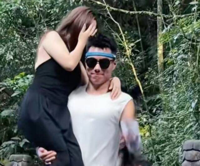 중국 쓰촨 어메이산에 등장한 등산 동행 서비스./SCMP