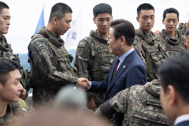 이재명 대통령이 지난 12일 강원 화천군 육군 제7보병사단 칠성전망대를 방문해 군 장병들과 악수하고 있다. /대통령실 제공
