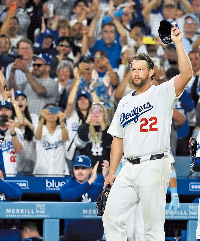 UPI 연합뉴스MLB 역대 20번째 3000 탈삼진   메이저리그를 대표하는 좌완 투수 클레이튼 커쇼가 올 시즌을 끝으로 18시즌 동안 입었던 LA 다저스의 푸른 유니폼을 벗는다. 사진은 지난 7월 MLB 역사상 20번째로 3000 탈삼진 기록을 달성한 뒤 모자를 벗고 팬들에게 인사하는 모습.