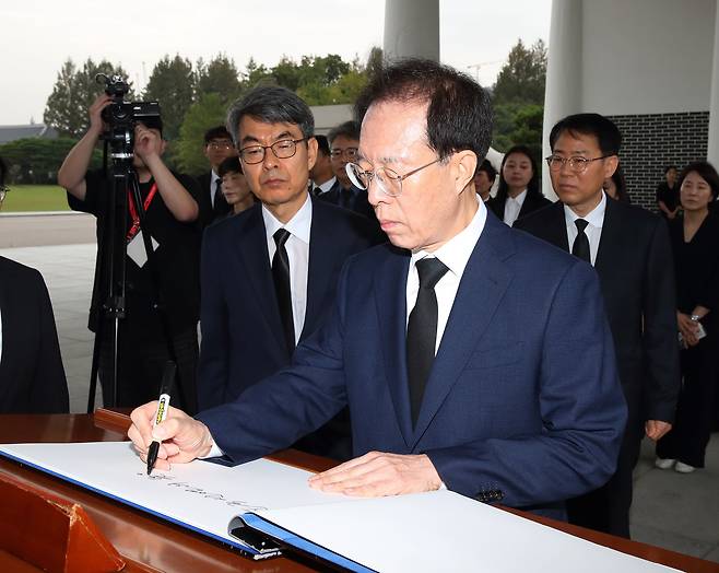 이석연 국민통합위원회 위원장이 16일 오전 서울 동작구 국립서울현충원을 방문, 참배를 마치고 방명록을 작성하고 있다. /국민통합위원회