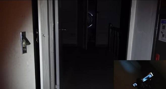 폐가 체험 중인 유튜버 A시가 시신을 발견한 방송 화면. /유튜브 캡처