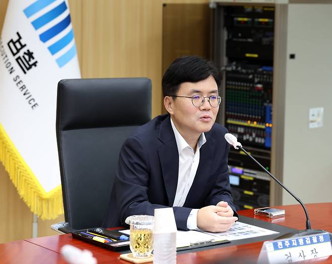 신대경 전주지검 검사장이 22일 전북 전주시 전주지방검찰청에서 열린 취임 후 첫 기자간담회에 참석해 질의에 답변을 하고 있다. /뉴스1