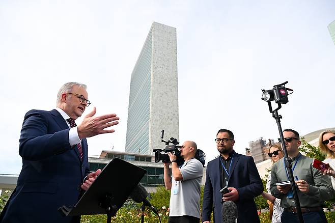 호주 총리 앤서니 알바니즈가 9월 21일 미국 뉴욕 유엔 본부 밖에서 기자회견을 하고 있다. /연합뉴스