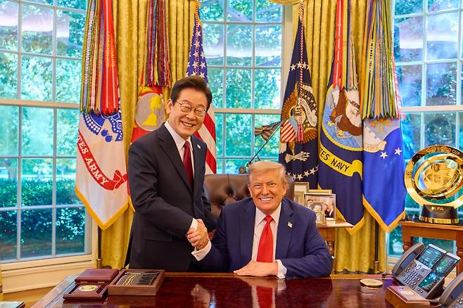 이재명 대통령이 8월 25일(현지시간) 미국 워싱턴 DC 백악관에서 열린 한미 정상회담을 마친 후 도널드 트럼프 미국 대통령과 악수하고 있다. /뉴스1