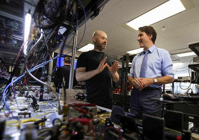 캐나다 저스틴 트뤼도 전 총리가 2023년 캐나다 온타리오주 토론토에 있는 테크 기업을 방문해 제나두 퀀텀 테크놀로지 CEO 크리스찬 위드브룩과 대화를 나누고 있다. /연합뉴스