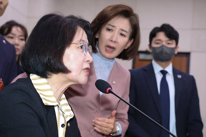 나경원 국민의힘 의원이 22일 서울 여의도 국회 법제사법위원회에서 열린 검찰개혁 입법청문회에서 퇴장 명령을 한 추미애 위원장에게 항의하고 있다./뉴스1