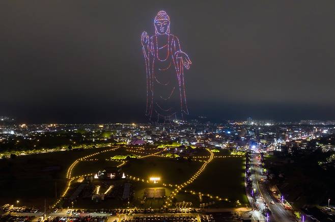 지난 12일 경주 대릉원 동편 쪽샘지구에서 개막한 '2025 세계유산축전 경주역사유적지구' 공연에서 부처님 모습을 형상화한 드론이 밤하늘을 수놓으며 경주 도심을 밝히고 있다./연합뉴스