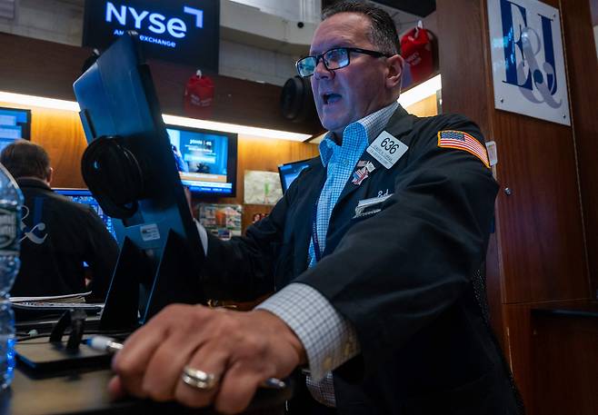 미국 뉴욕증권거래소(NYSE)에서 직원이 업무를 보고 있다. /AFP 연합뉴스