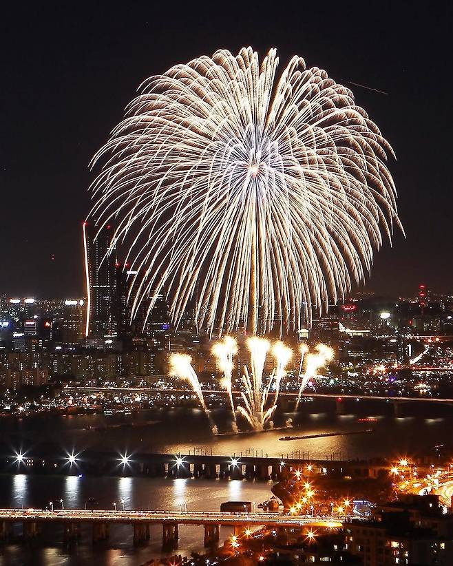 여의도불꽃축제 (출처 : 인스타그램 @seoul_official)