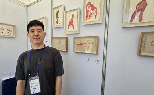 올해 처음으로 2025 대전 미술품 직거래 프리마켓에 참여한 양태훈 작가가 작품을 소개하고 있다. 이성현 기자