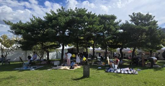 어린이 사생대회에 참여한 학생들이 잔디광장에서 그림을 그리고 있다. 이성현 기자