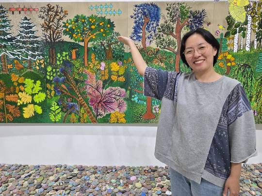 지난 16일 천안예술의전당 문화센터에서 개막한 제10회 그리다방네모전에서 한빛인 장혜진 이사가 단체작 '숲'을 소개하고 있다. 박하늘 기자