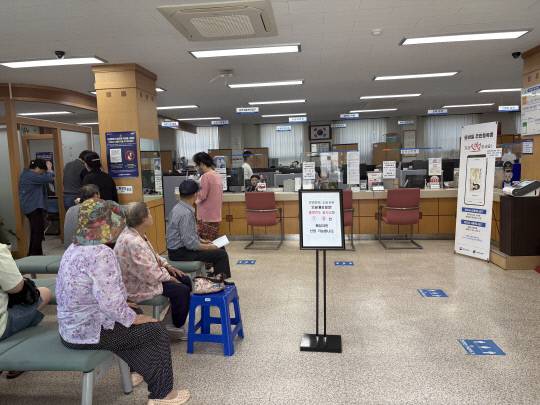 22일 오전 대전 대덕구 오정동행정복지센터를 찾은 어르신들이 2차 민생회복 소비쿠폰 신청을 기다리고 있다. 최다인 기자