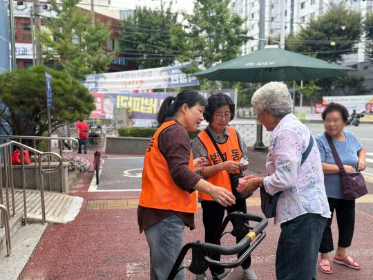 22일 오전 10시 대덕구 법1동 행정복지센터 앞에서 한 어르신이 직원들의 방문처 안내를 받고 있다. 최다인 기자