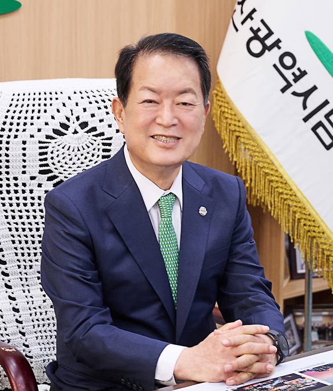 서동욱 울산 남구청장이 17일 집무실에서 동아일보와 인터뷰하고 있다. 서 구청장은 “부가가치가 높은 관광 산업은 남구의 미래를 밝혀 줄 귀한 자원이 될 것”이라고 강조했다. 울산 남구 제공